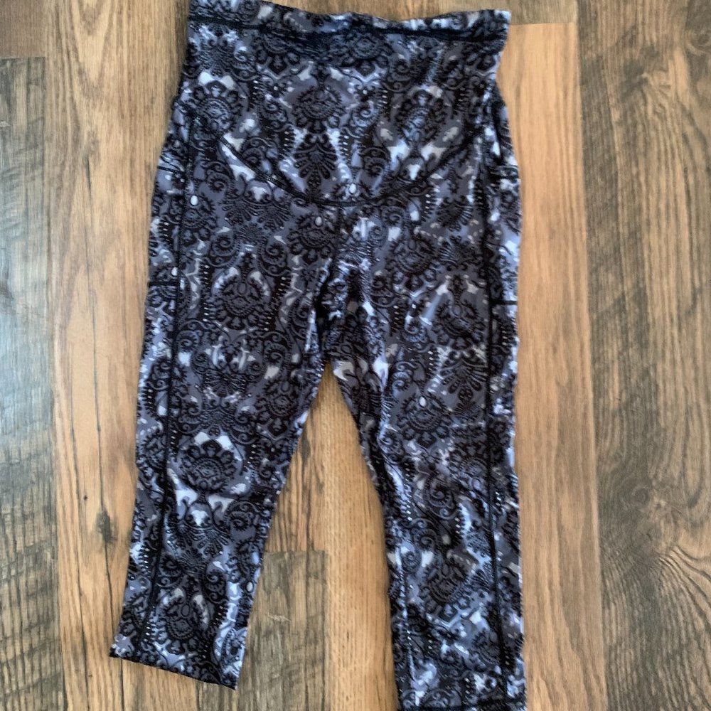 Quinee Maternity Gray & Black Adjustable Waist Activewear Capri Pants